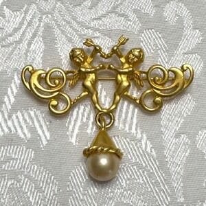 Vintage Jim Shore Cherub Angel Putti Matte Gold Tone brooch Faux Pearl Signed